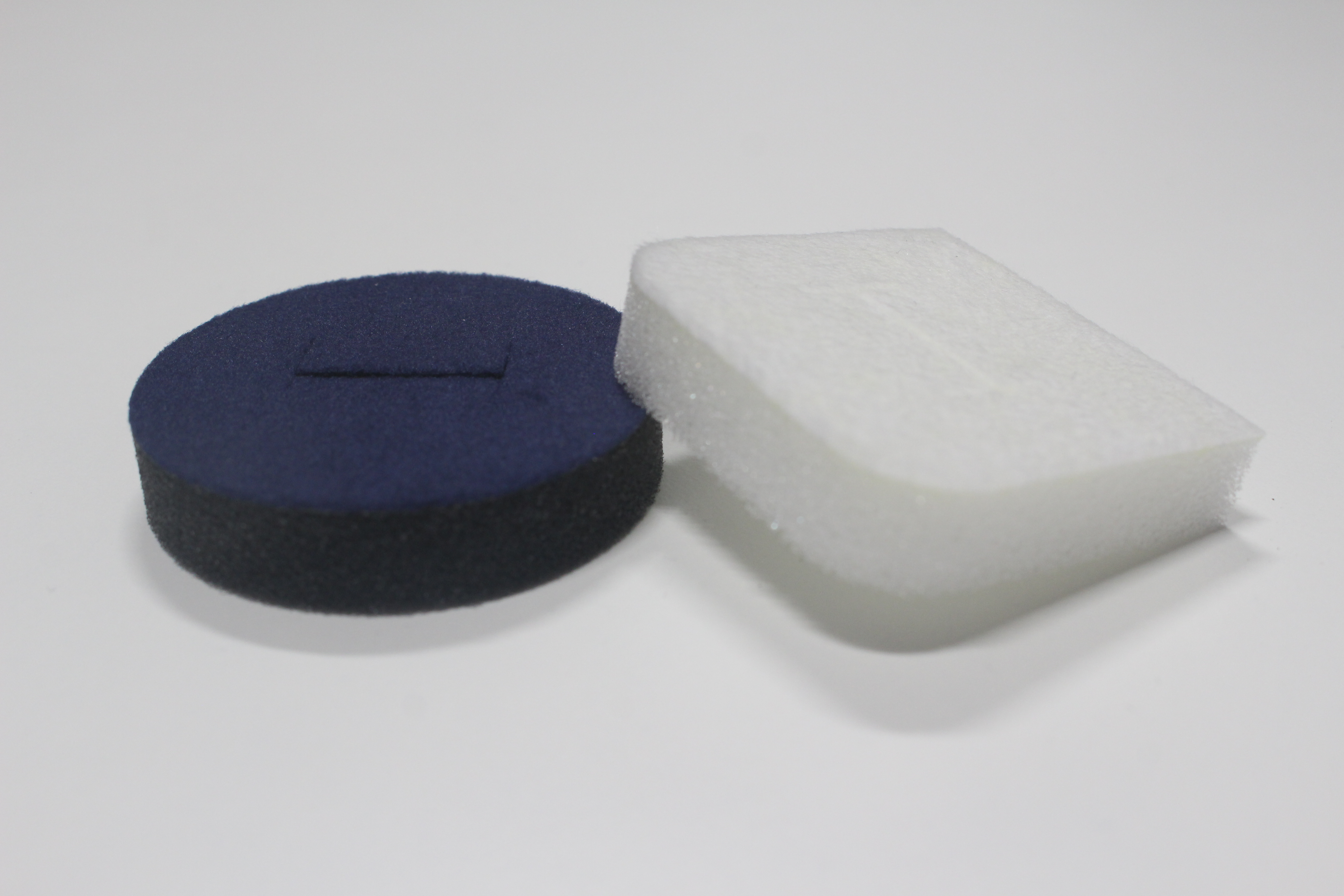 スポンジ色のイメージ（白・黒）