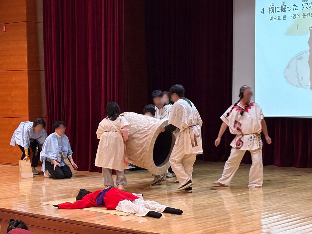 甕棺を用意する様子