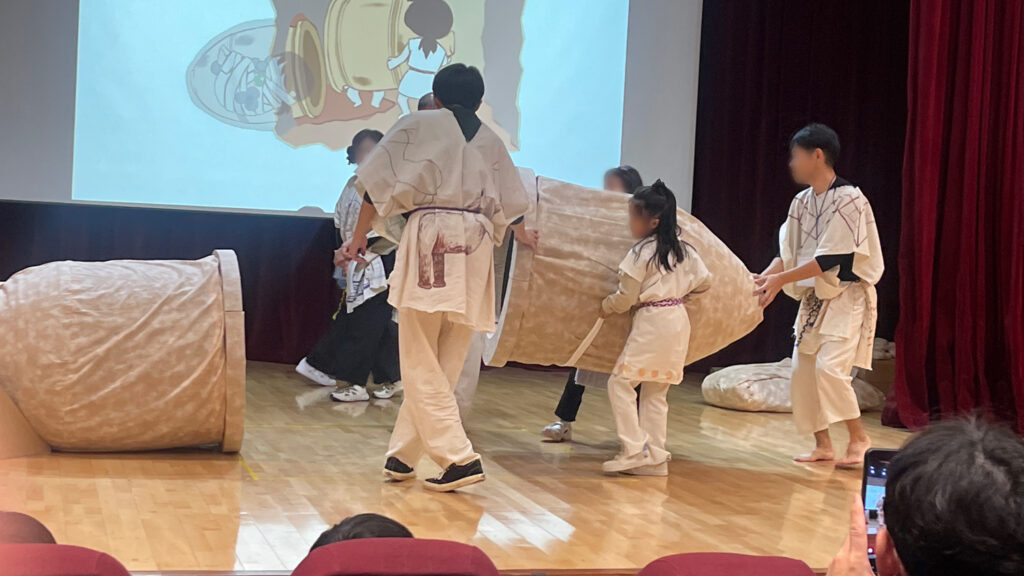 もう一つの甕棺で蓋をする様子