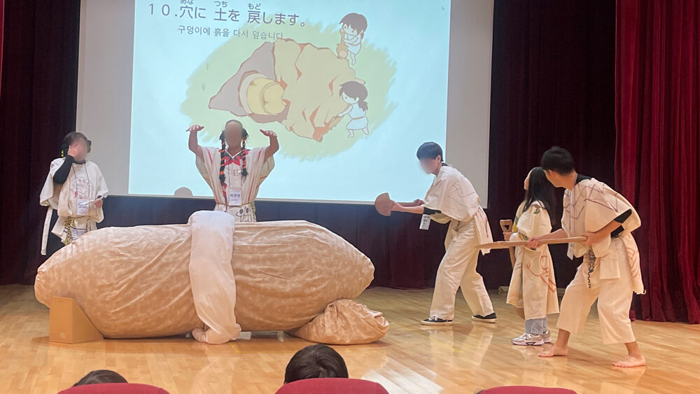 甕棺を入れた穴に土を戻す様子