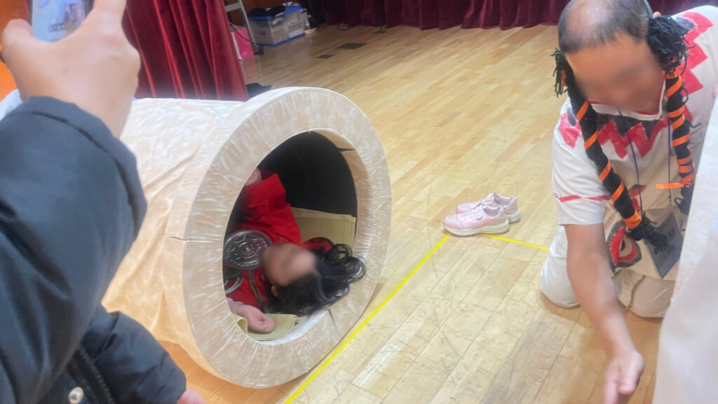 甕棺の中の王様を体験する様子